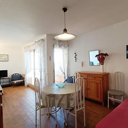 Bright Cocoon With Shared Pool In Apartment